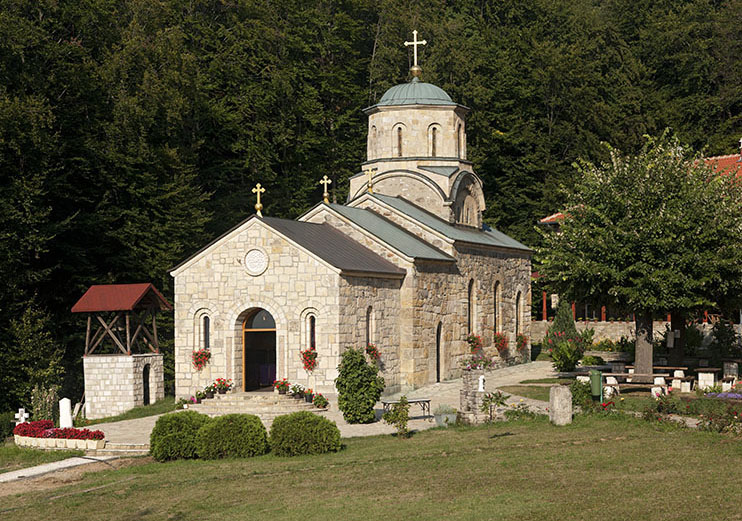 Црква светих архангела - Манастир Тресије